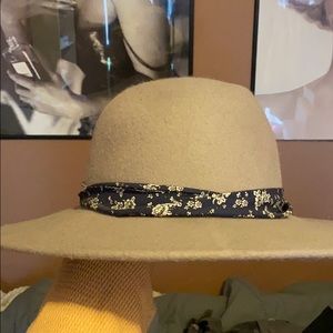 American Eagle grey fashion hat